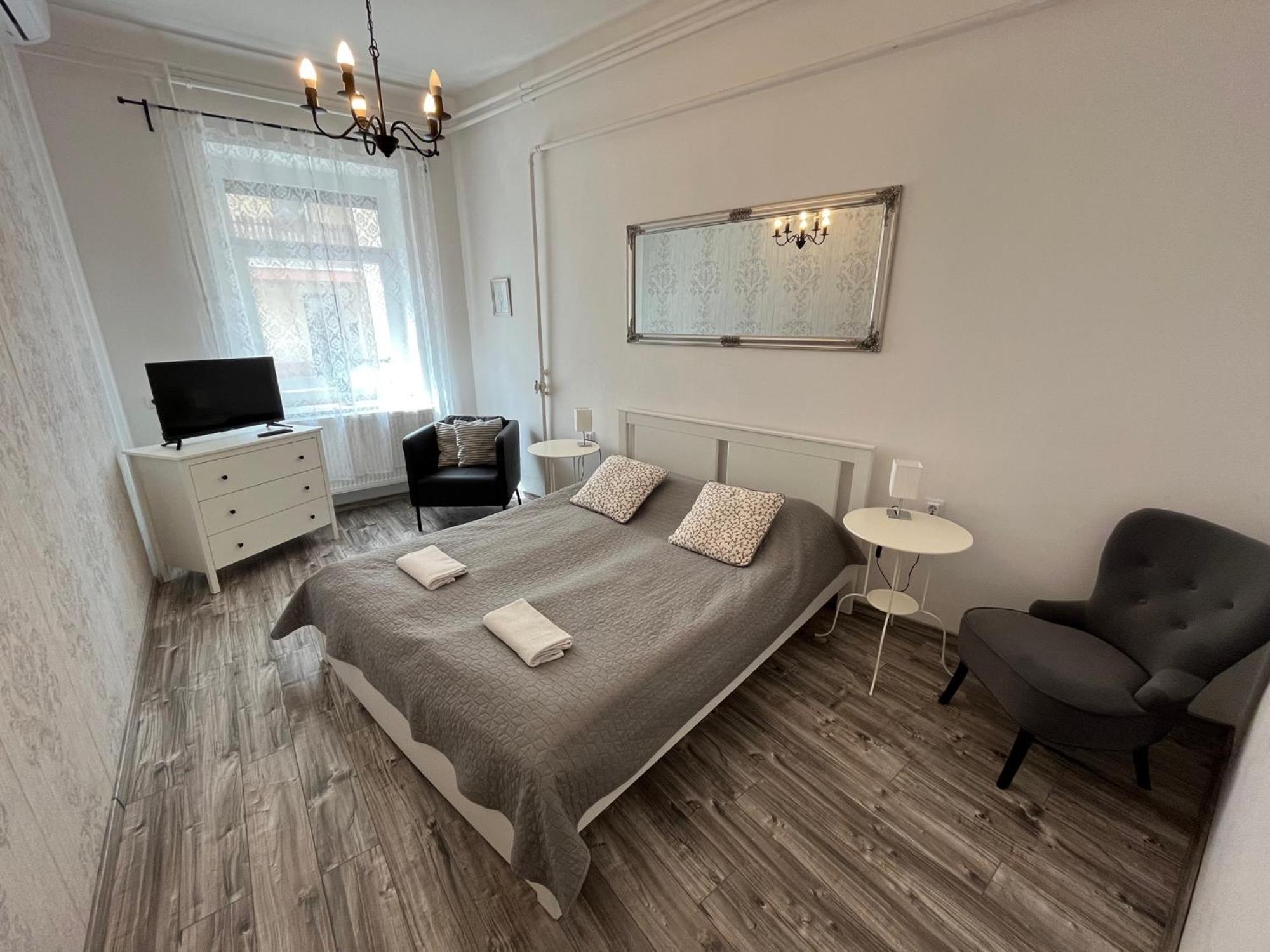 Pacsirta Apartmanhaz Егер Екстериор снимка