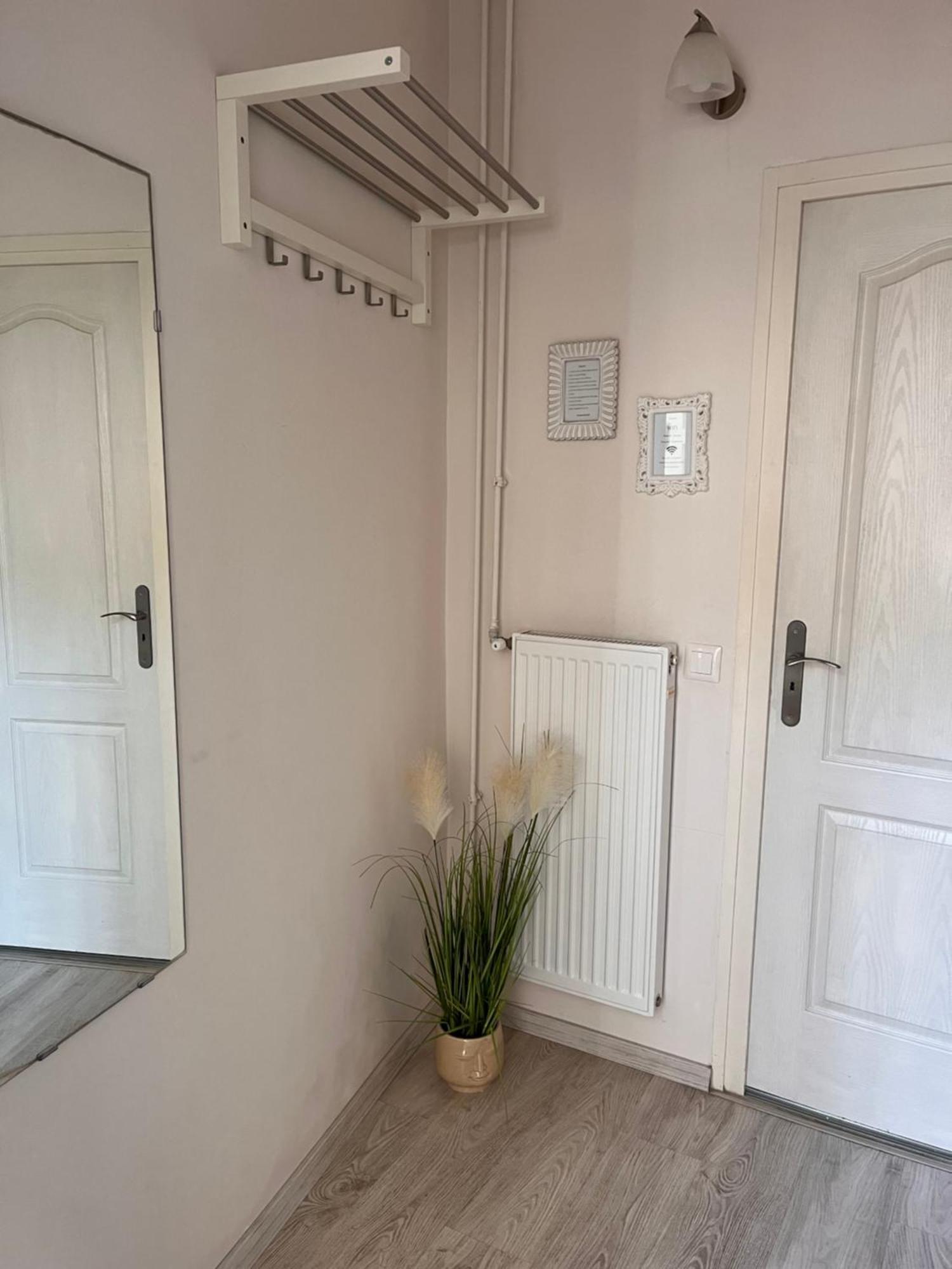 Pacsirta Apartmanhaz Егер Екстериор снимка