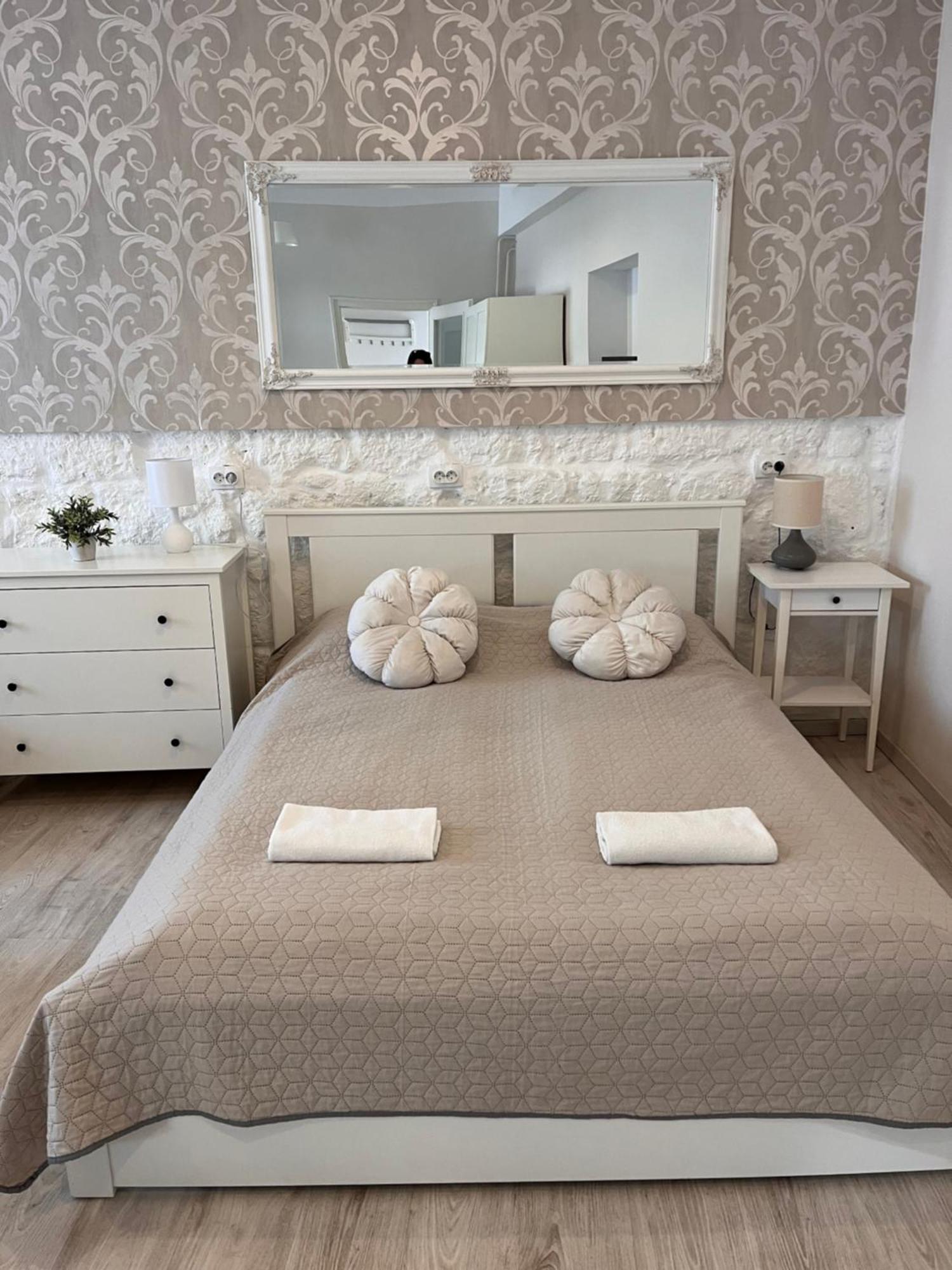 Pacsirta Apartmanhaz Егер Екстериор снимка