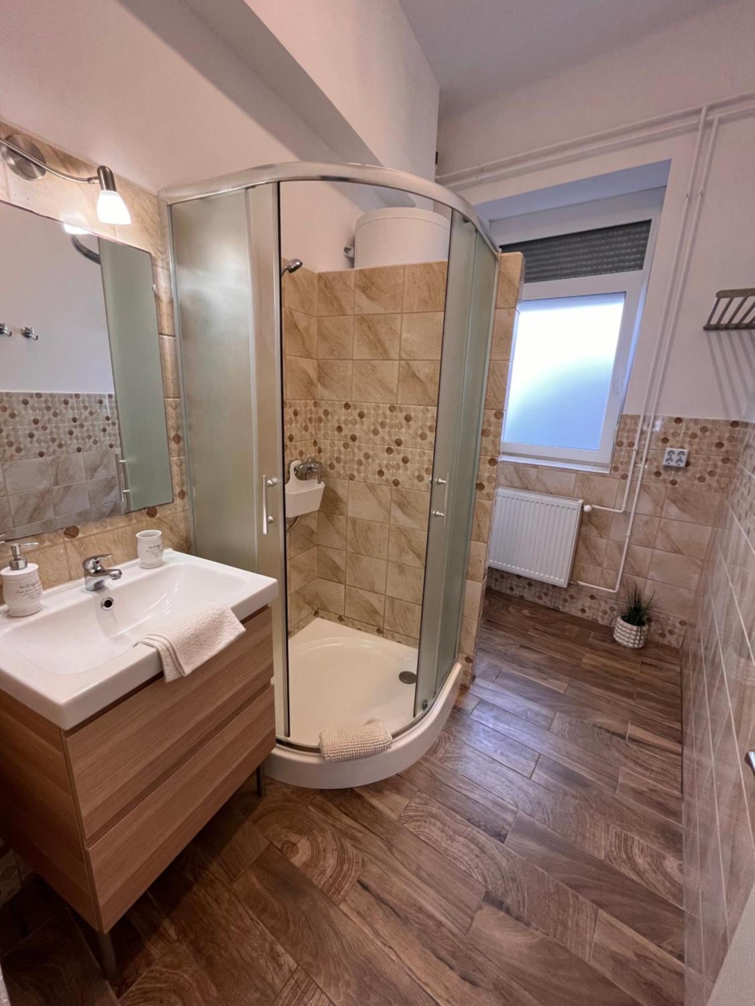 Pacsirta Apartmanhaz Егер Екстериор снимка