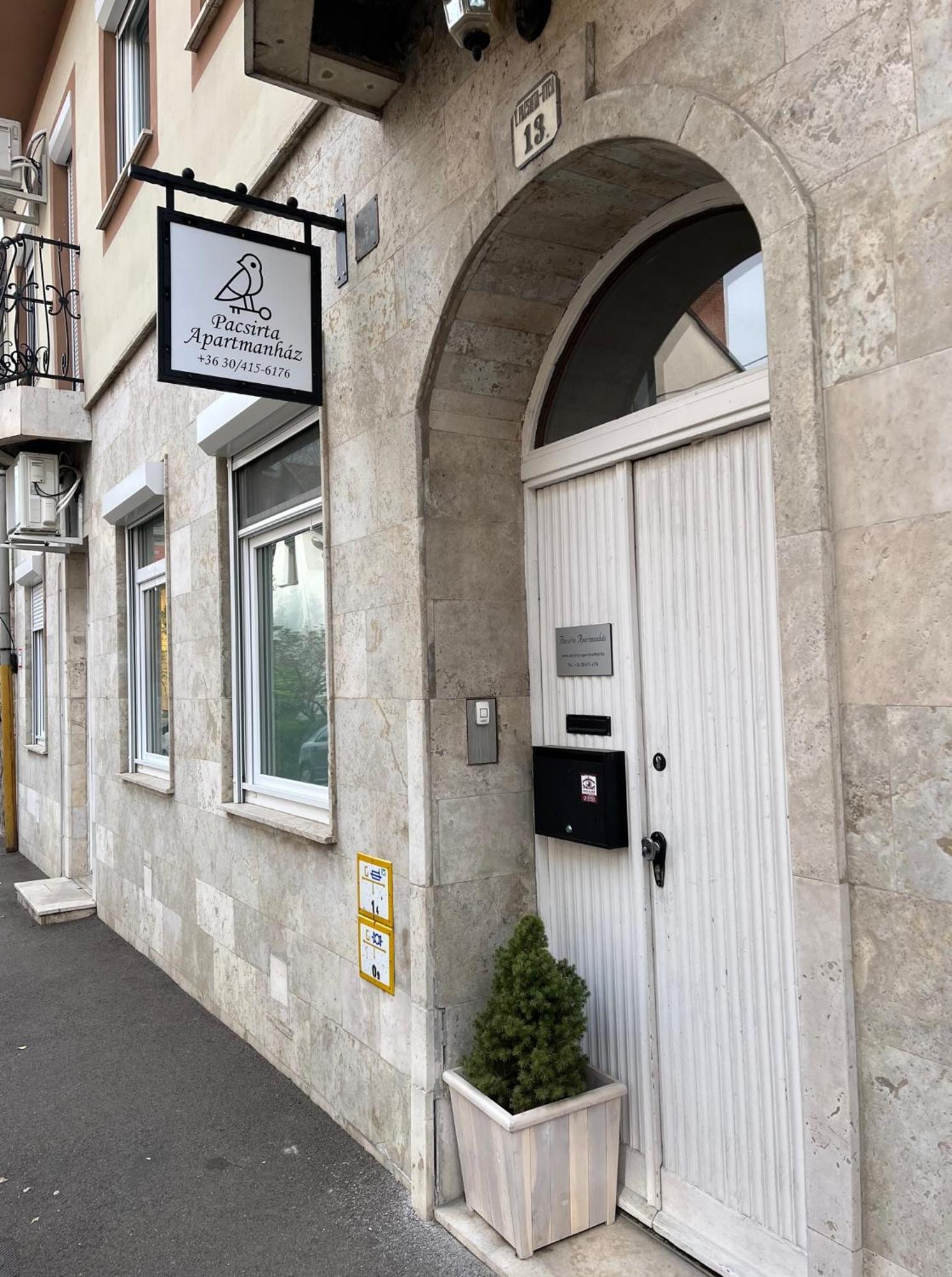 Pacsirta Apartmanhaz Егер Екстериор снимка
