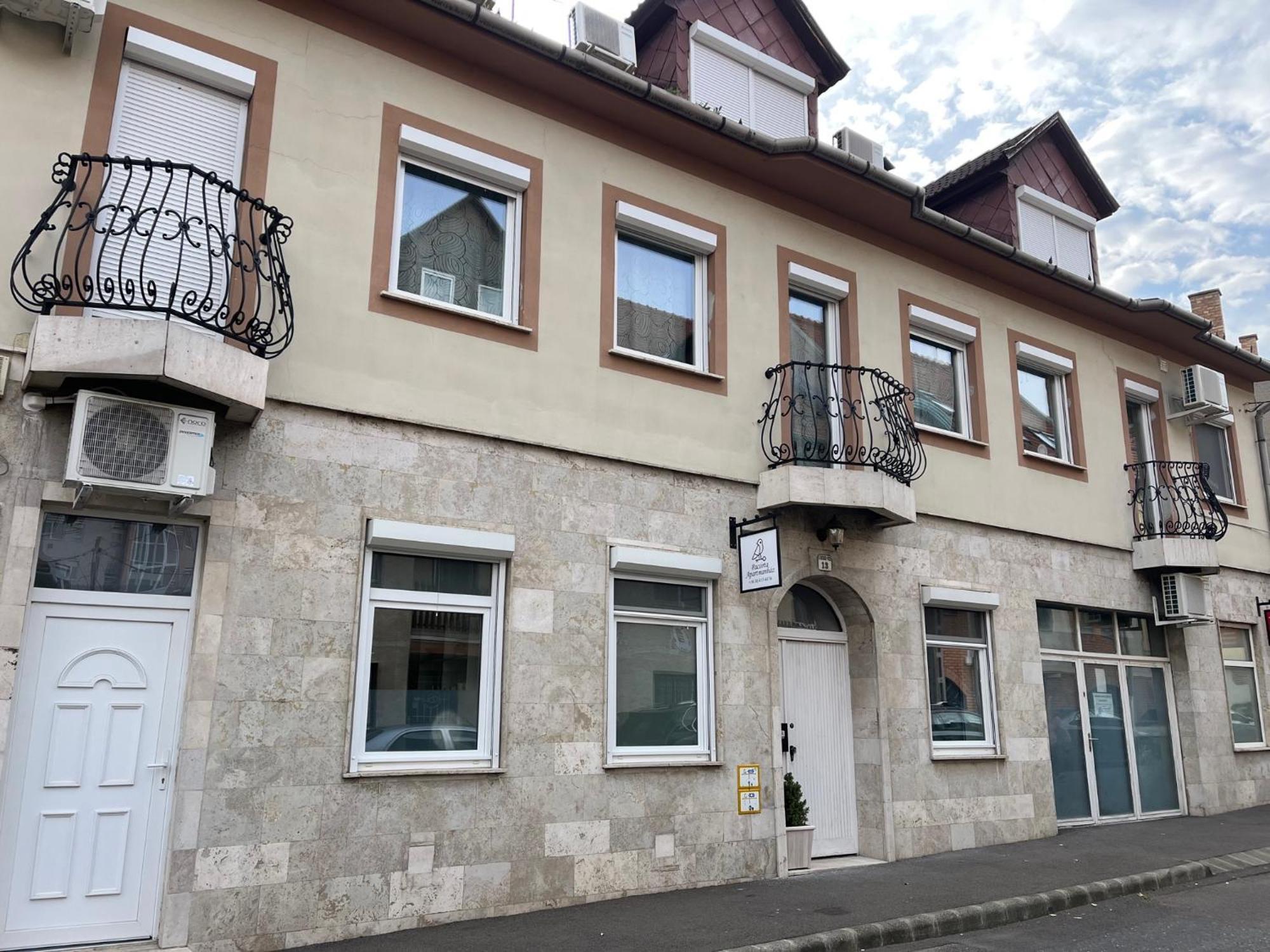 Pacsirta Apartmanhaz Егер Екстериор снимка